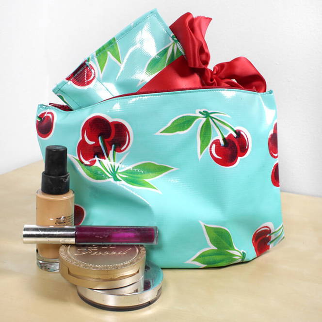 How to Make a Cosmetic Bag With Brush Holder
