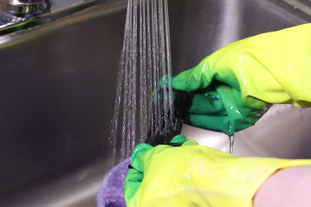 Rit DyeMore - Rinse the fabric