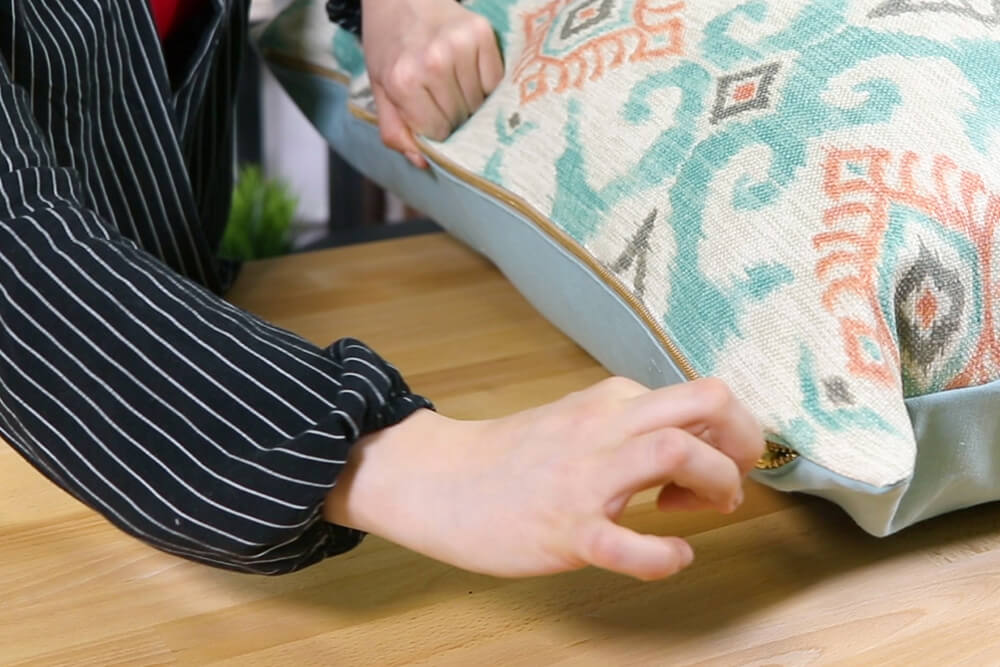 Close the zipper
