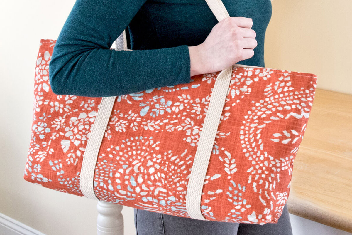 Tote bag with a zipper