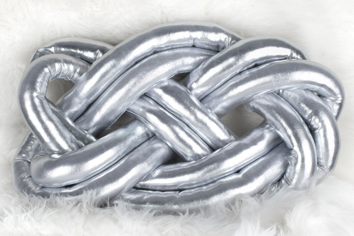 Knotted pillow